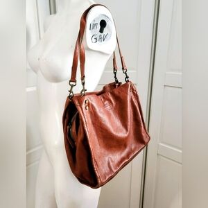 Chic Tan Leather Shoulder Bag